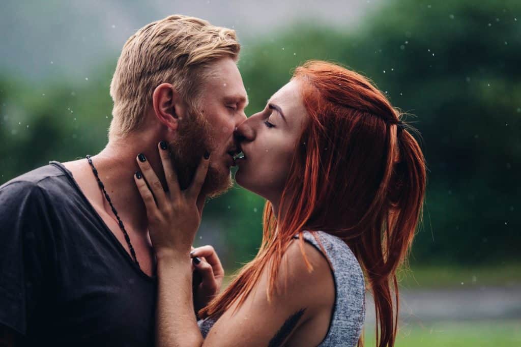 Frau von einer Sexauktion treffen