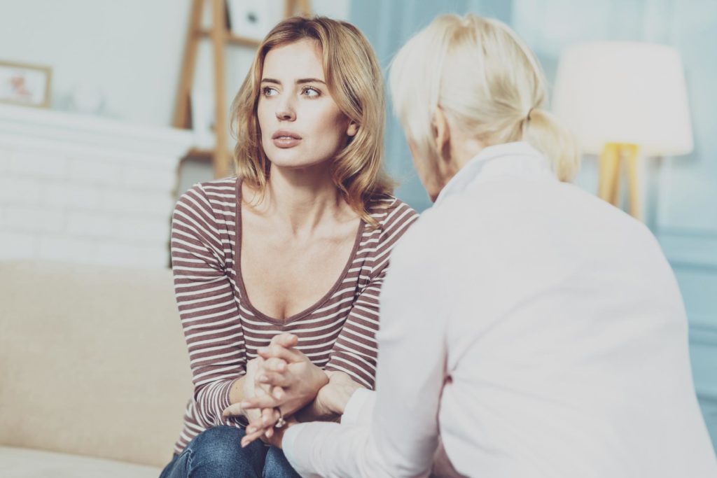 Eine Nymphomanin sitzt in einer Therapiesitzung und spricht mit ihrer Therapeutin.