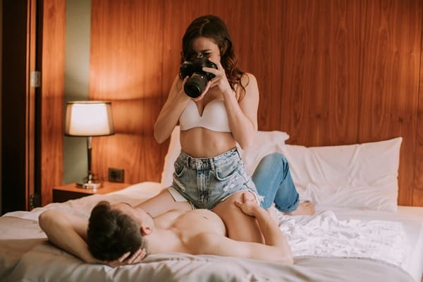 Privates Fotoshooting auf dem Bett